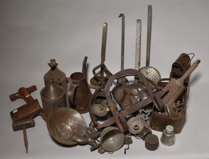 null LOT OF HARDWARE: kitchen accessories and miscellaneous.

Lot delivered to the...