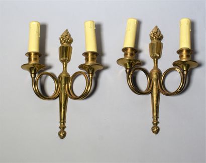 null Pair of gilt bronze sconces with two lights. Height 27 cm

Lot delivered to...