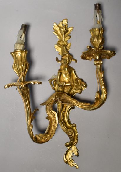 null APPLIQUE en bronze doré à décor d'un personnage, style Louis XV. Haut. 38 cm

Lot...