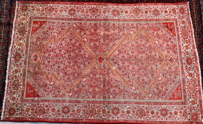 null TAPIS. Long. 190 - Larg. 125 cm (Usures, abrash)

Lot délivré à l'Etude.