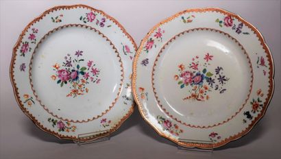 null Pair of porcelain plates of the Compagnie des Indes with polychrome floral decoration...