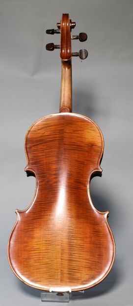 null Leon Bernadel violin (Length 60,5 cm) in its case.

JOINT: A BOW.

Lot delivered...