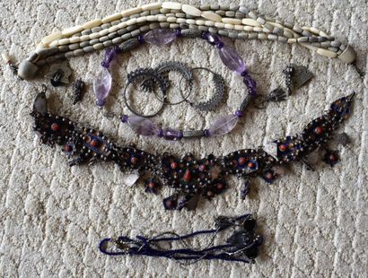 null LOT OF ETHICAL JEWELRY: white enamelled metal necklace, three ear hooks, amethyst...