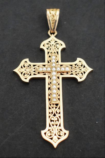 null 
Gold CROSS set with half pearls. Gross weight 3,7 g - Total height : 6 cm




Lot...