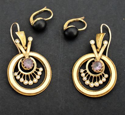 null PAIR OF GOLDEN EAR CLIPS with a pink stone and half pearls. 19th century.

Joint:...