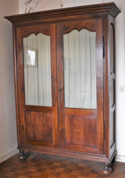 null WARDROBE with two doors in walnut, ball feet. Old rustic work. Height 220 -...