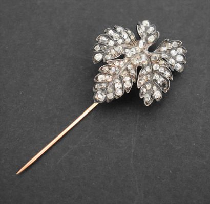 null Gold pin with a vine leaf and roses decoration (missing). 19th century. Gross...