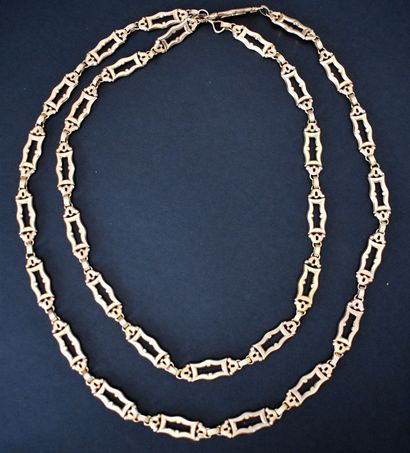 null GOLDEN SAUTOIR with rectangular links (Length 126 cm). Weight 63,5 g

Lot delivered...