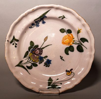 null Plate in earthenware of Moustiers with polychrome floral decoration. 18th century....