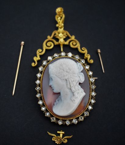 null CAMEE PENDANT/PINCH decorated with a woman's bust in profile, gold setting with...