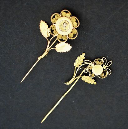 null TWO gold pinnacles with flowers. 19th century. Total weight 2,4 g

Lot delivered...