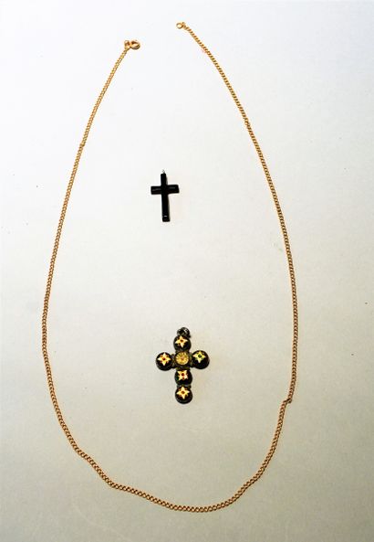 null TOUR DE COU en or (5,5 g) et deux croix diverses.

Lot délivré à l'Etude.