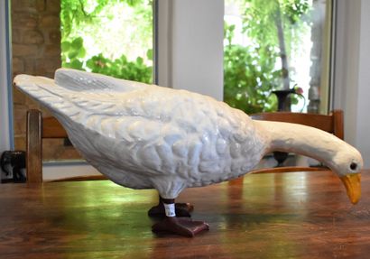 null 
BAVENT: Goose pecking. White earthenware. 64 cm long.

(accident)


Lot delivered...