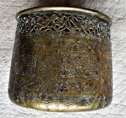 null LOT DE CINQ LAMPES diverses ET CACHE-POT en cuivre ciselé à décor d'inscriptions...