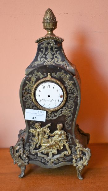 null 
PORTE-MONTRE en forme de cartel en marqueterie Boulle. 

Epoque Napoléon III....