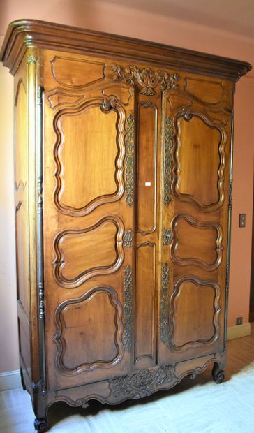 null LARGE rustic cupboard in fruitwood carved with foliage, with triple locks. Late...