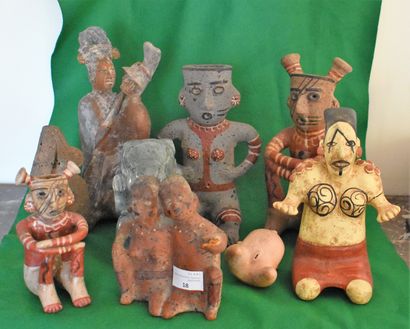 null 
LOT OF NINE pre-Columbian STATUETTES, in clay or stone. (accidents) Height...