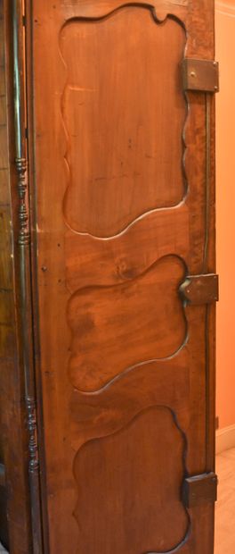 null LARGE rustic cupboard in fruitwood carved with foliage, with triple locks. Late...