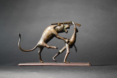 null Dahomey bronze figure holding a rifle caught by a lion (on a wooden base). Length:...
