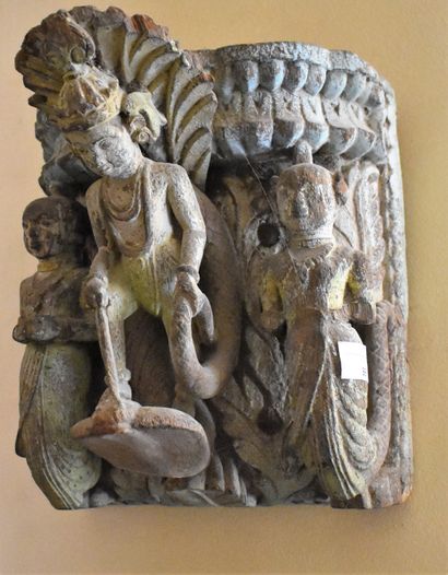null 
INDE : CHAPITEAU en bois anciennement peint à décor de personnages et serpent....