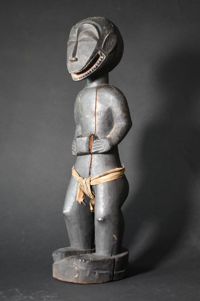 null Baule mendicant monkey decorated with a fabric cover (crack). Height 51 cm

Lot...