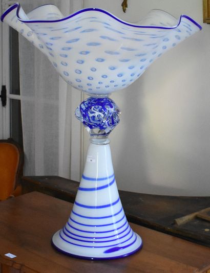 null MURANO : IMPORTANTE COUPE en verre soufflé à décor bleu et blanc. Haut. 83 cm...