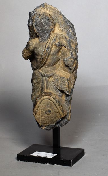 null GANDHARA : Fragment de personnage en schiste (manque la tête et les bras). Soclé....