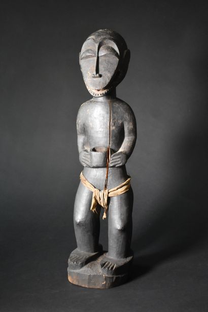 null Baule mendicant monkey decorated with a fabric cover (crack). Height 51 cm
