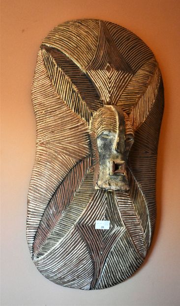 null BOUCLIER with painted wood mask decoration. Height 70 cm