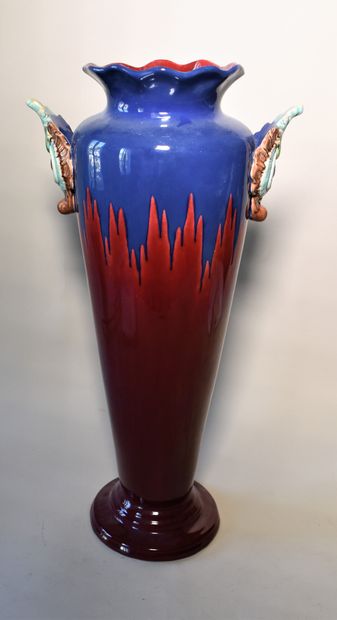 null VASE en barbotine à anses, la panse rouge et bleue. Haut. 56 cm