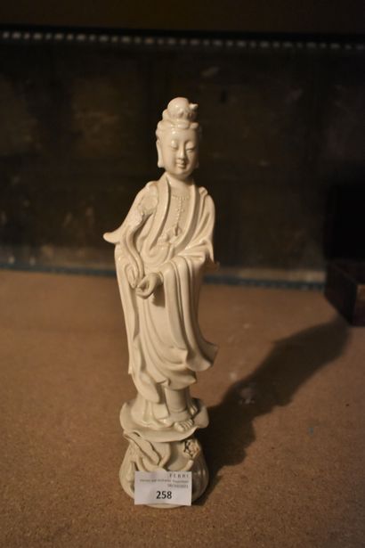 CHINE : Bouddha debout en porcelaine blanc...