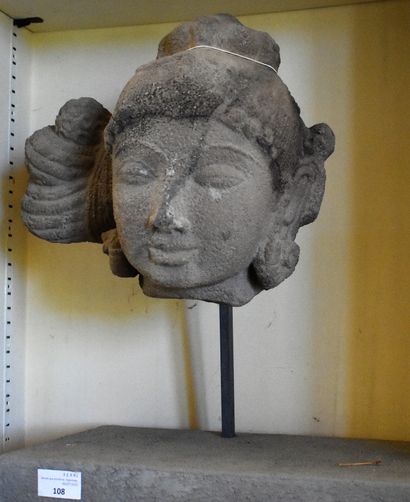 null TETE en grès sculpté de style Gandhara (accidents). Haut. 24 cm