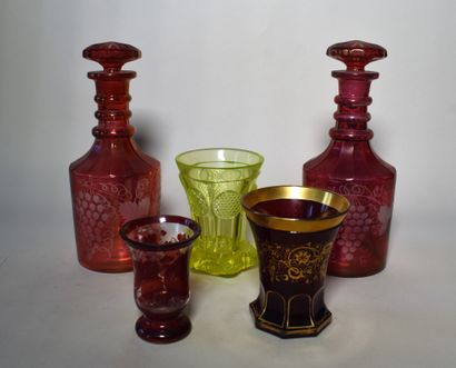 null DEUX CARAFES, DEUX GOBELETS ET UN PETIT VASE en cristal ou verre teinté (égrenures)....