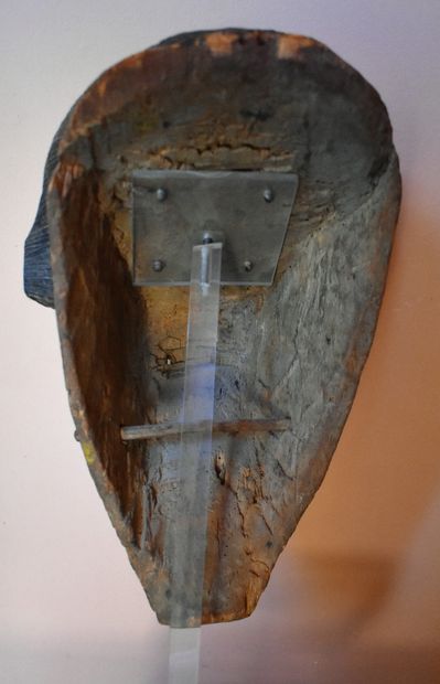 null MASK in stained wood (accidents of use). African work. Height: 28 cm