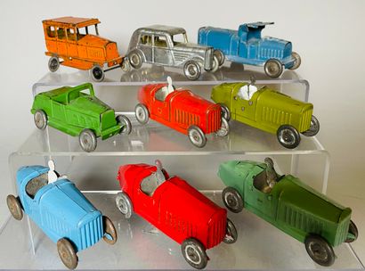 null PENNY TOYS (1920/1930) :

-Neuf véhicules en tôle peinte, agrafée dont, Limousines...