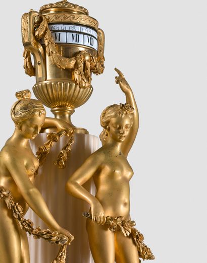 null Pendule en bronze doré et marbre blanc à décor d’après Falconet de trois Grâces...