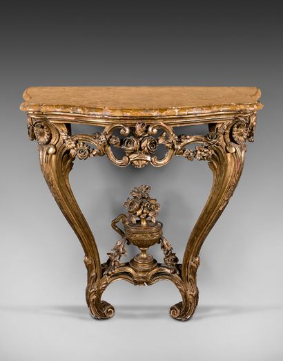 null Carved and gilded wood bracket with openwork decoration of garlands of flowers,...