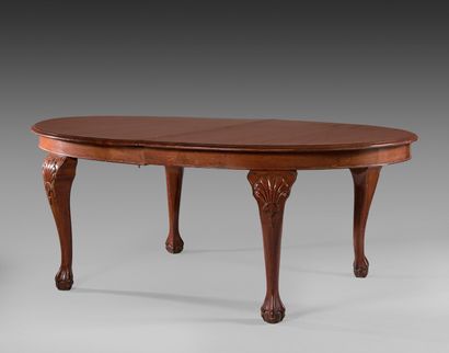 null Oval dining room table with extensions in mahogany stained moulded wood. Four...