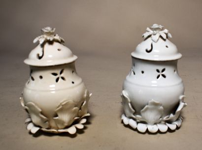null SAMSON: TWO SMALL POTS-POURRIS in porcelain (small accidents). Height: 9 cm

Lot...