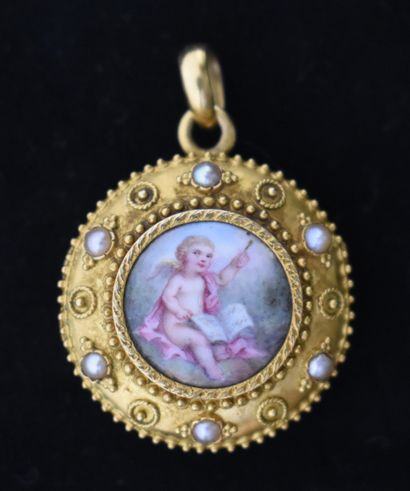 null 18K (750) yellow gold RELIQUARY MEDAL with enamel, showing a love figure holding...