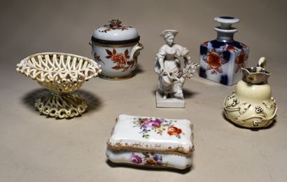 null PORCELAIN or FAIENCE LOT comprising: a mounted bonbonnière, a small oval basket...