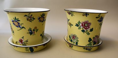 null WEDGWOOD PEARL: PAIR OF CACHE-POTS in yellow porcelain decorated with Chinese...