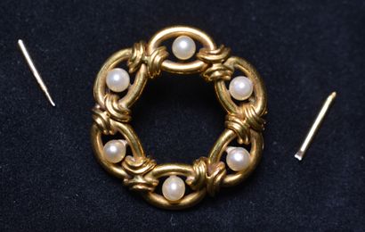 null Yellow gold round brooch with interlacing design and six pearls (debris). Gross...