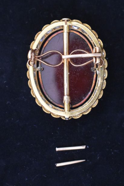 null Gold pin set with a carnelian cameo with a woman's profile (debris). Gross weight...