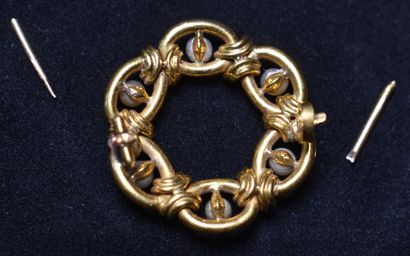 null Yellow gold round brooch with interlacing design and six pearls (debris). Gross...