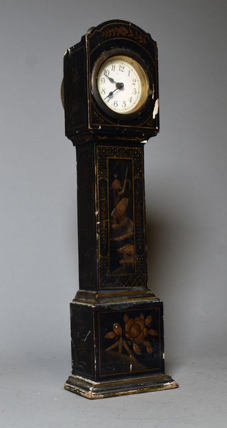 null Miniature black and gold lacquer clock with Chinese decoration. Circa 1900....