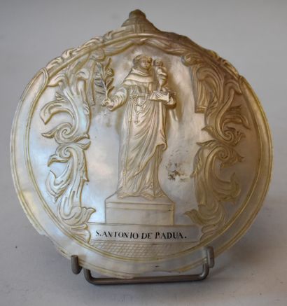 null COQUILLE en nacre sculptée "Saint Antoine de Padoue". Haut. 17 cm

(Petits accidents)

Lot...