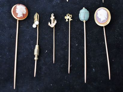 null SIX 18K (750) gold tie pins decorated with two cameos, an anchor, a scarab,...