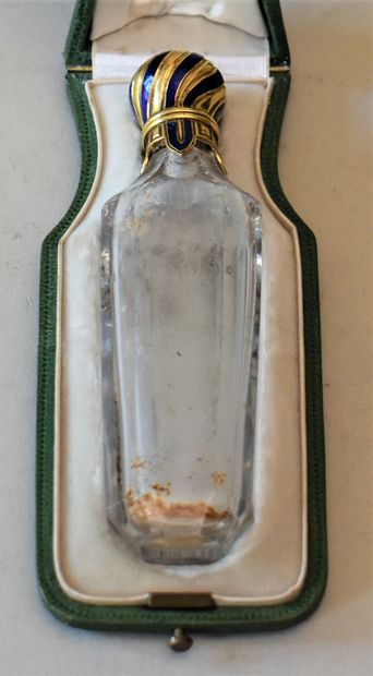 null Crystal salt jar (damaged neck), blue enamelled gold stopper. Weight of the...