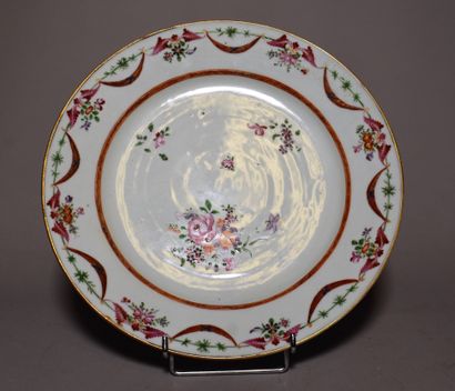 null COMPAGNIE DES INDES : Round dish decorated with flowers, draperies and garlands...